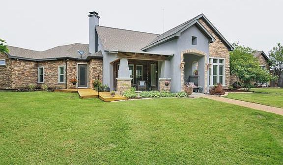 3rd image of 100 Queens Meadow Ln