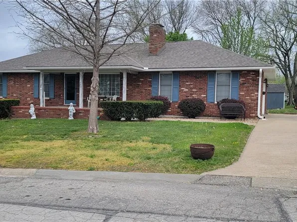 525 Brown Circle Dr, Osawatomie, KS 66064
