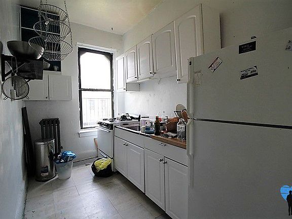 3rd image of 156 Vernon Ave APT 4D