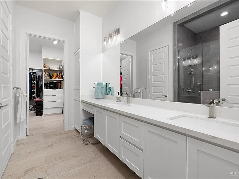 2214 E 6th St — Photo 15