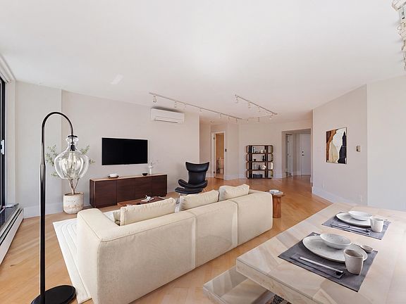 4th image of 1010 Burnaby St #905