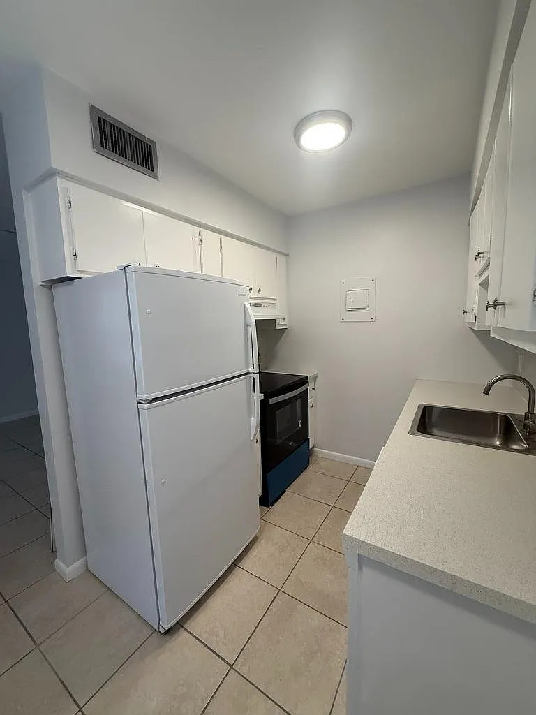 Unit Photo - 2017 NE 18th St #2