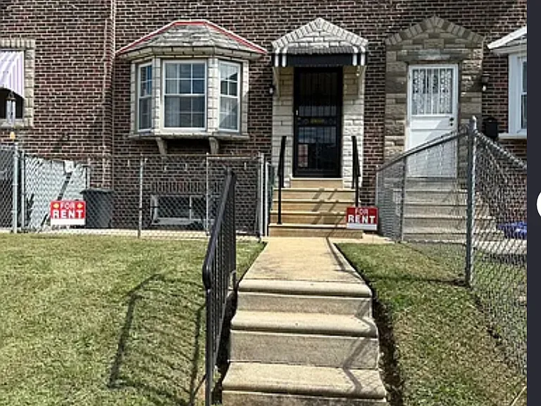 Large St — Photo 1