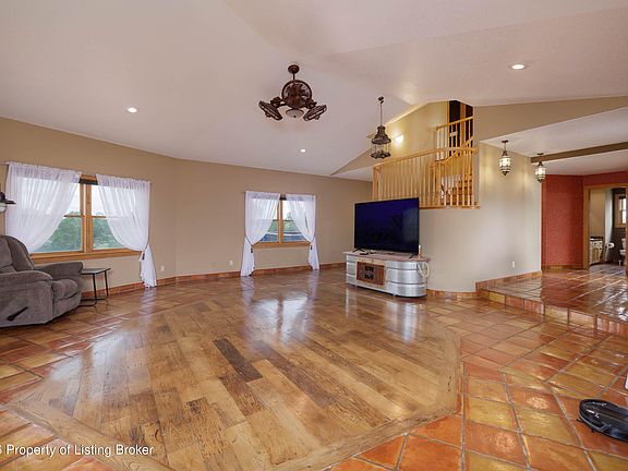 3rd image of 525 River Dr