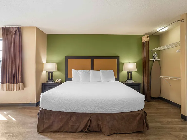 Deluxe Studio - 1 King Bed