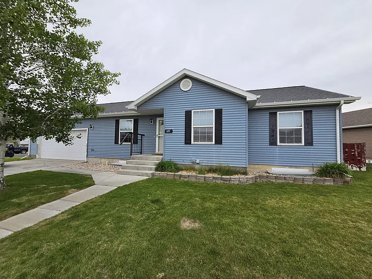691 Oakwood Dr — Photo 1