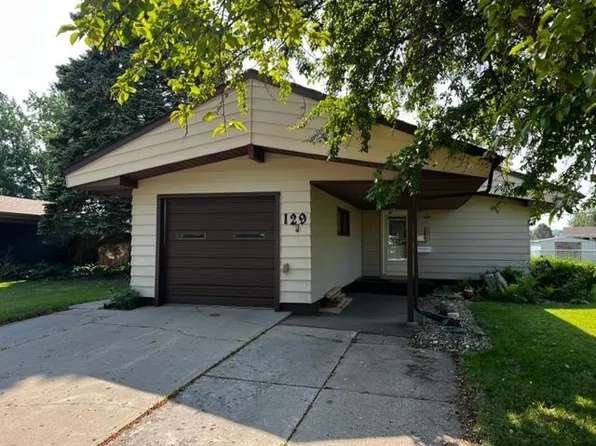 129 25th St SW, Minot, ND 58701