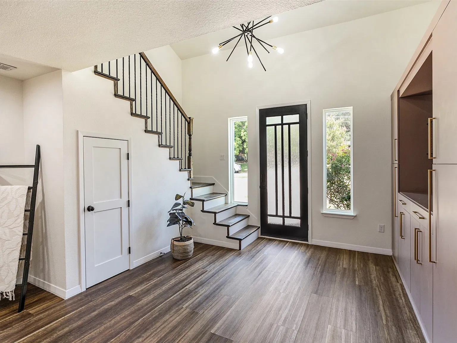 3 bed, 2.5 bath, 1935 sqft, $2,950 — Photo 3