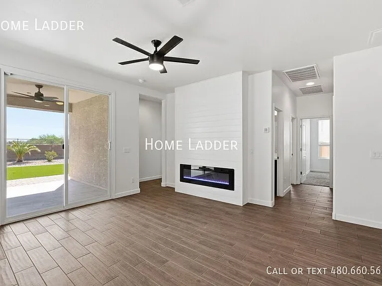 2713 N Camden Dr — Photo 2