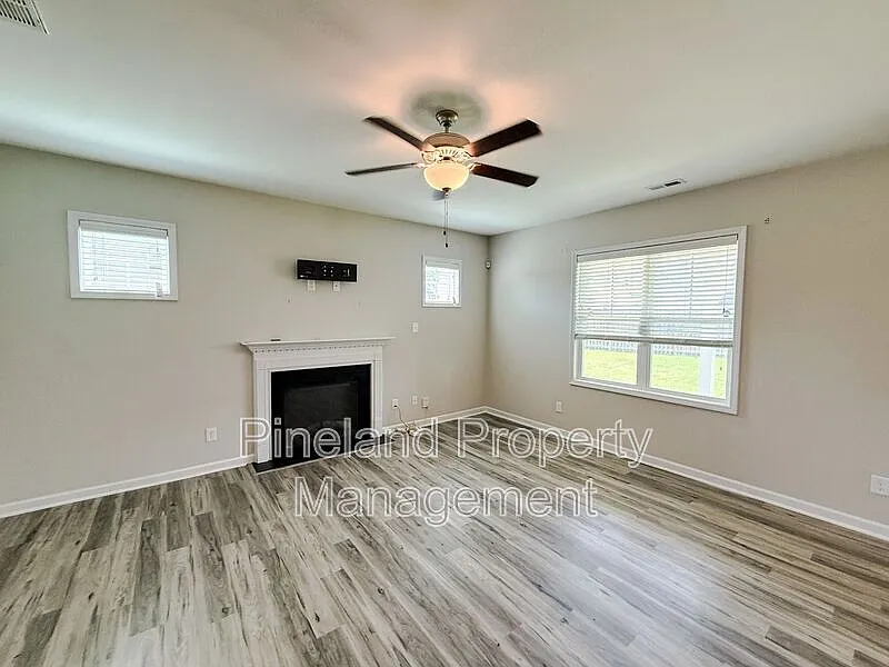 4 bed, 3.0 bath, 2510 sqft, $2,300 — Photo 3