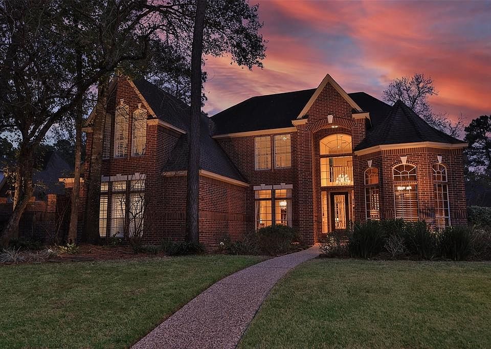 STATELY HOME WITH FIVE BEDROOMS - Great custom home built by Countryside builders with pool and spa.