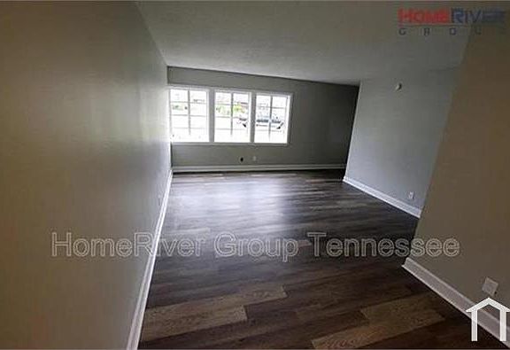5th image of 1084 N Evergreen St