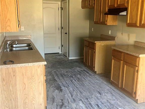 4th image of 300 Willow Dr