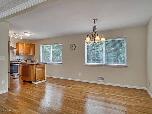 5th image of 53 Cambridge Dr