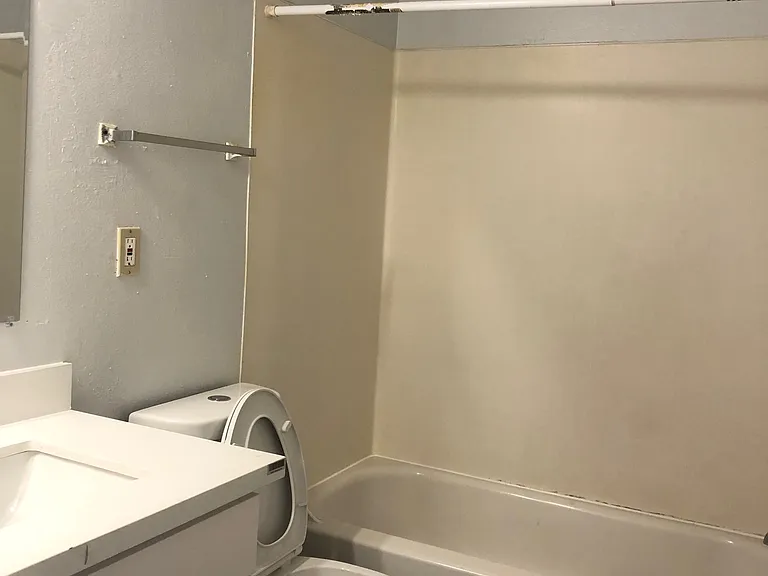 1928 E 56th St #47 — Photo 5