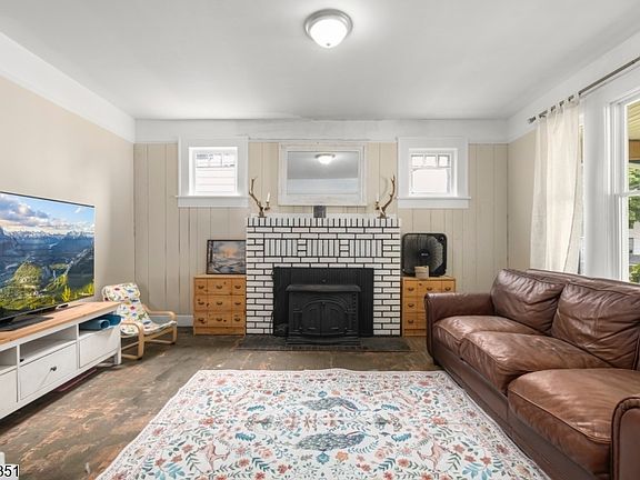 3rd image of 80 Allen St