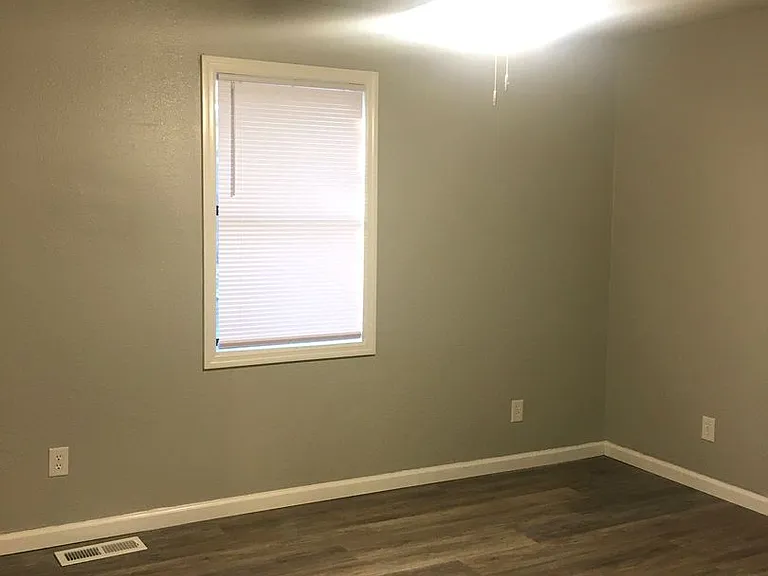 1346 Campbell St — Photo 10