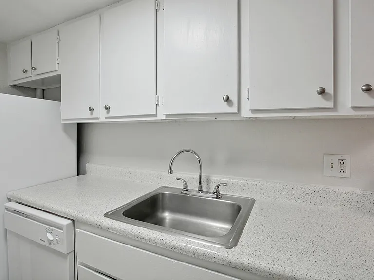 Lakeridge Terrace Apartments — Photo 13