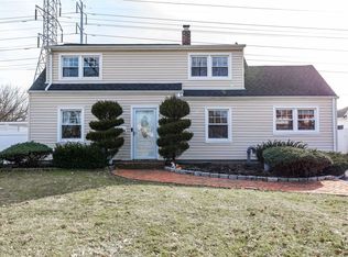 80 Cornflower Rd, Levittown, NY 11756