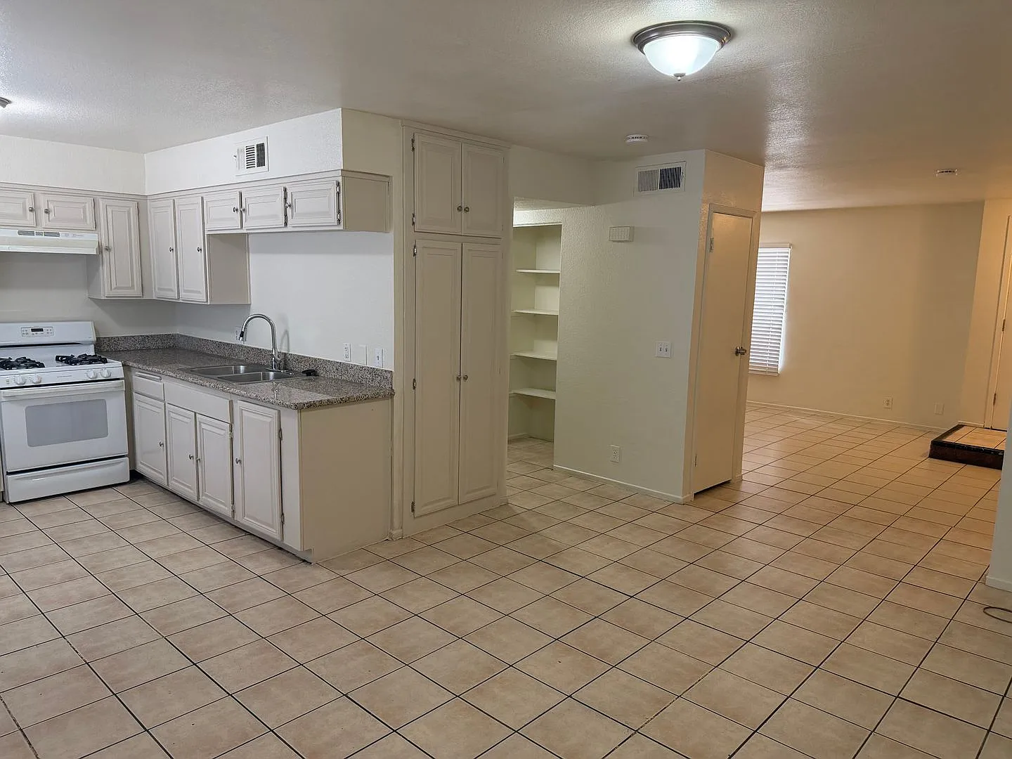 4 Bedroom 1.5 Bathroom Cheyenne & Civic Center — Photo 3
