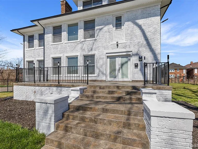 2080 Gladstone St #1 — Photo 32
