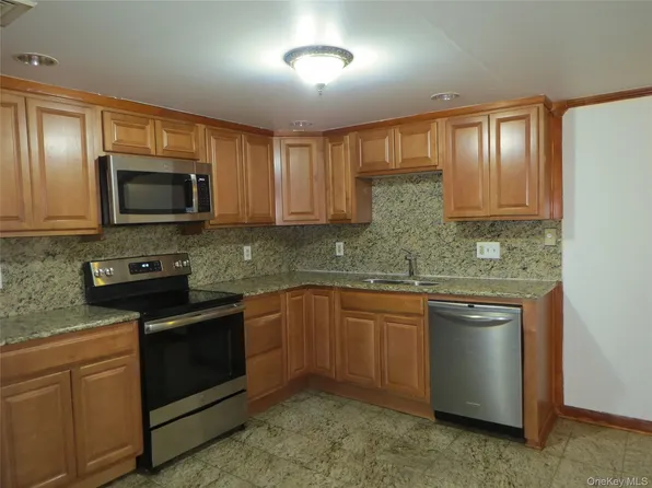 2 E Main St APT 4, Middletown, NY 10940