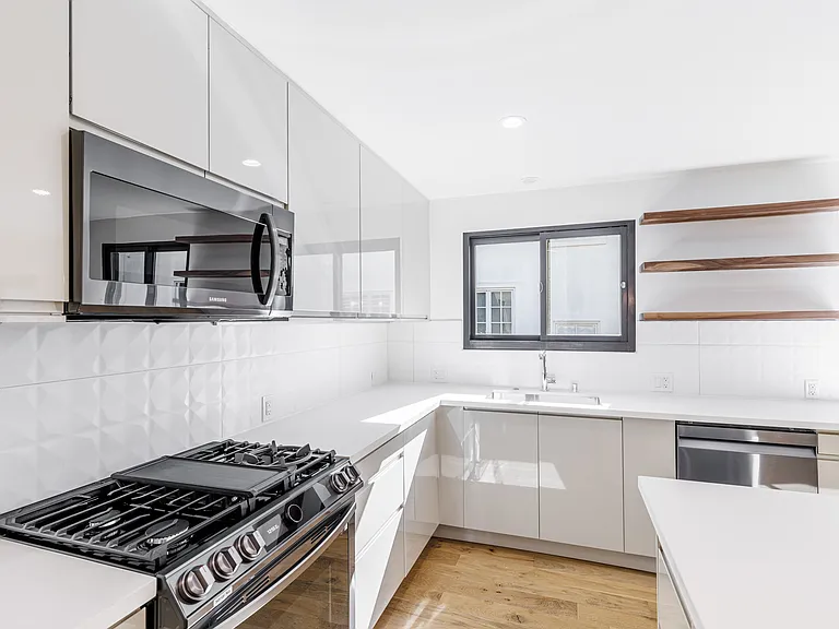 1657 Malcolm Ave — Photo 4