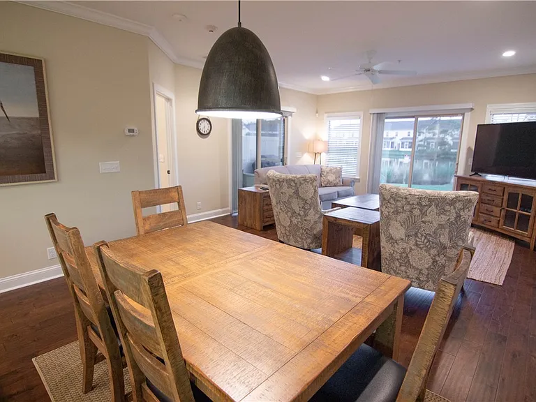 702 Mariners Cir — Photo 9