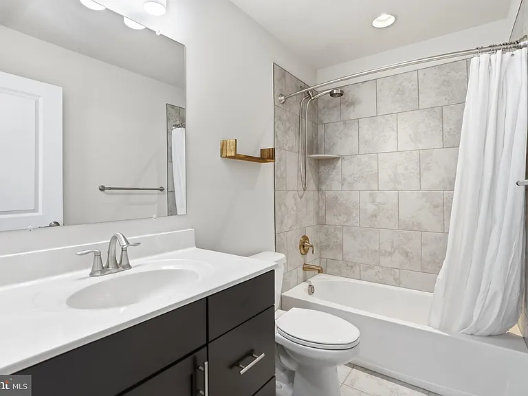 7140 Banbury Dr — Photo 23