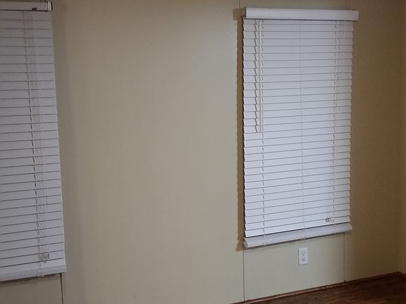 Master Bedroom w/2 closets