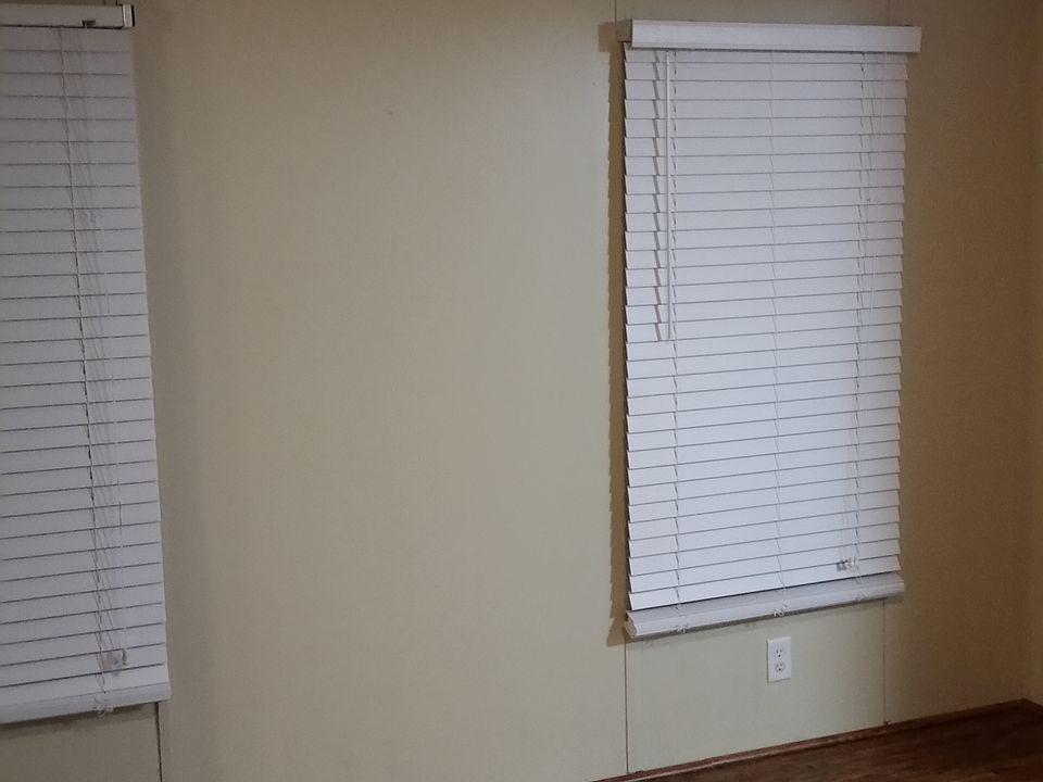 Master Bedroom w/2 closets