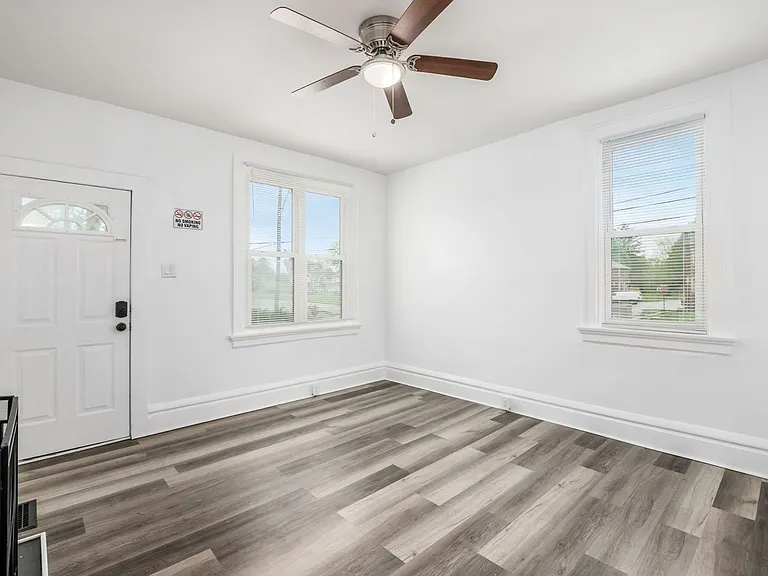 1421 Gault St — Photo 25
