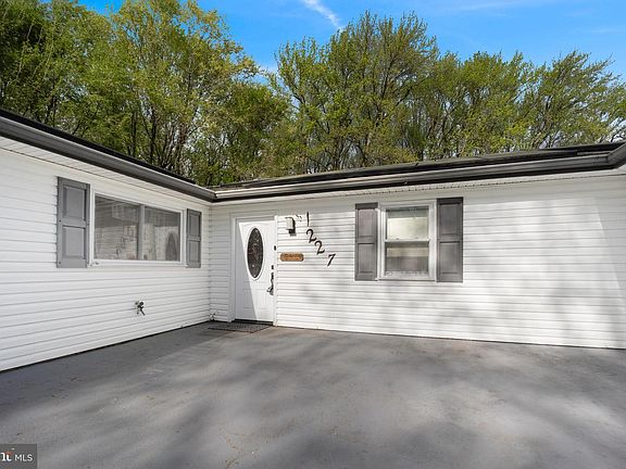 3rd image of 1227 Lavender Rd