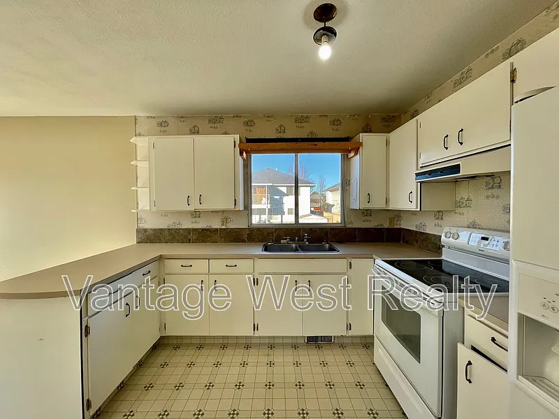 4 bed, 2.0 bath, 1881 sqft, $2,400 — Photo 2