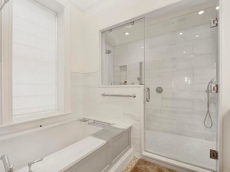 103 E Chestnut St #103 — Photo 22