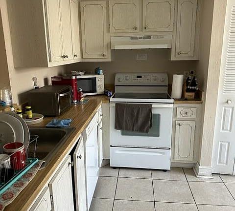 2nd image of 9 Willowbrook Lane #102