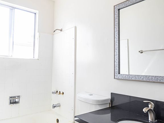 5th image of 12731 Moorpark St #15