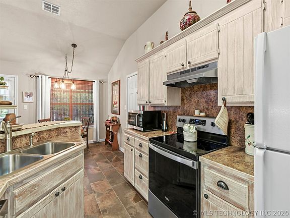 5th image of 974 Grandview Rd