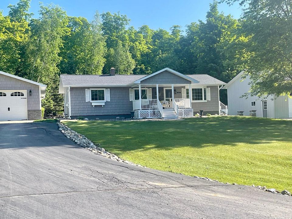 1st image of 826 Roberts Dr