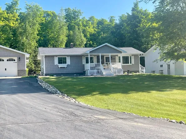 826 Roberts Dr, Iron River, MI 49935