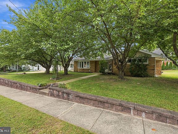 3rd image of 408 Fern Ave