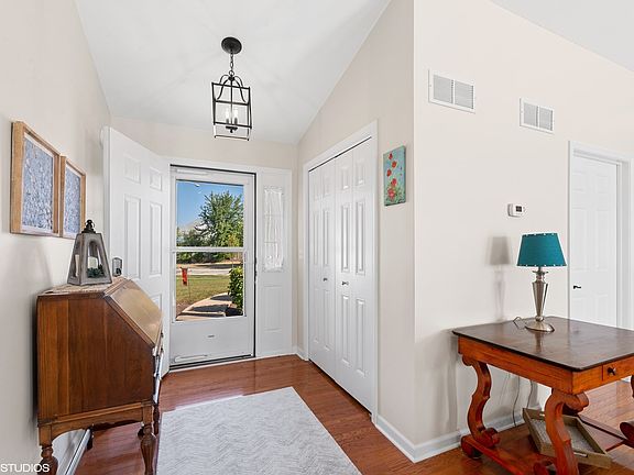 Inviting, welcoming foyer with closet!