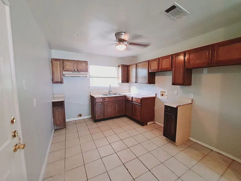 3831 Castle Hills Dr — Photo 6