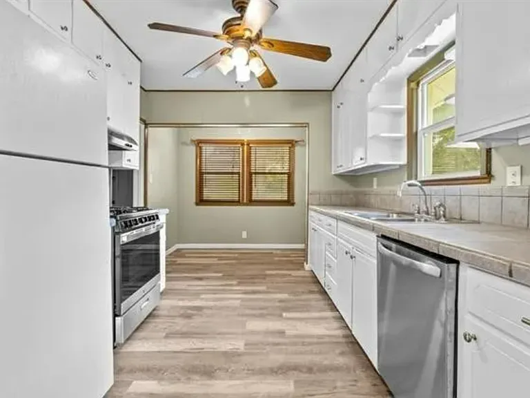 1028 Columbia Ave — Photo 12