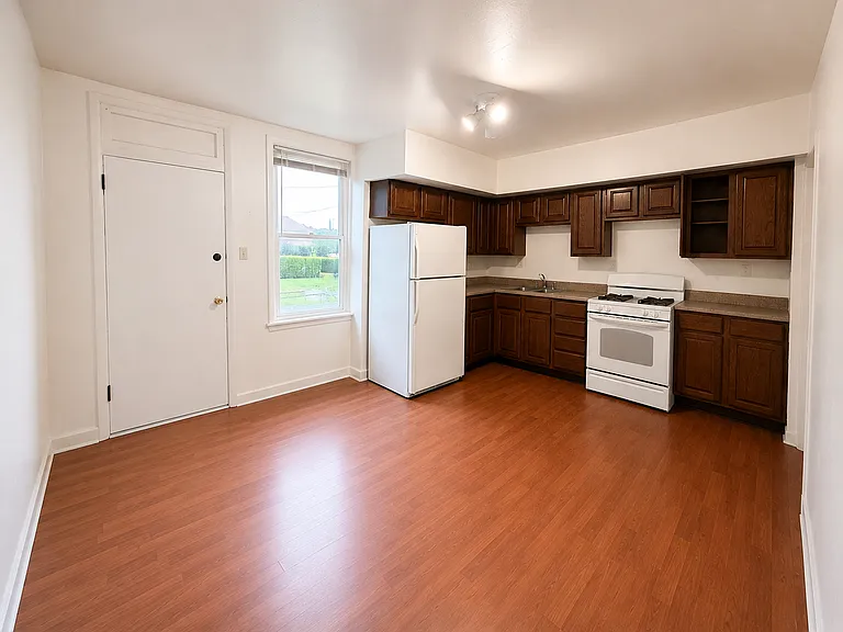 1723 Commercial St — Photo 4