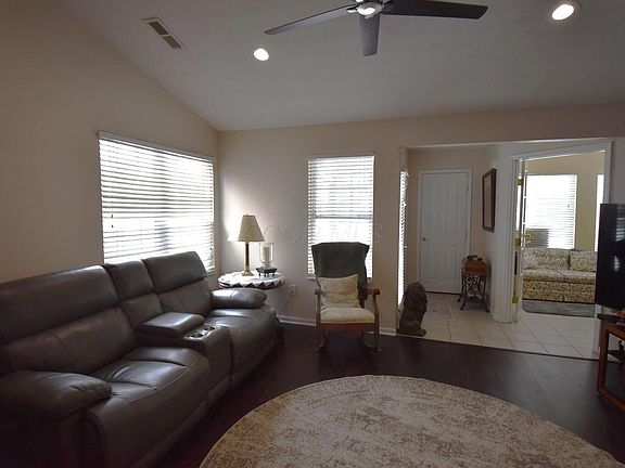 5th image of 23 Greenhedge Cir