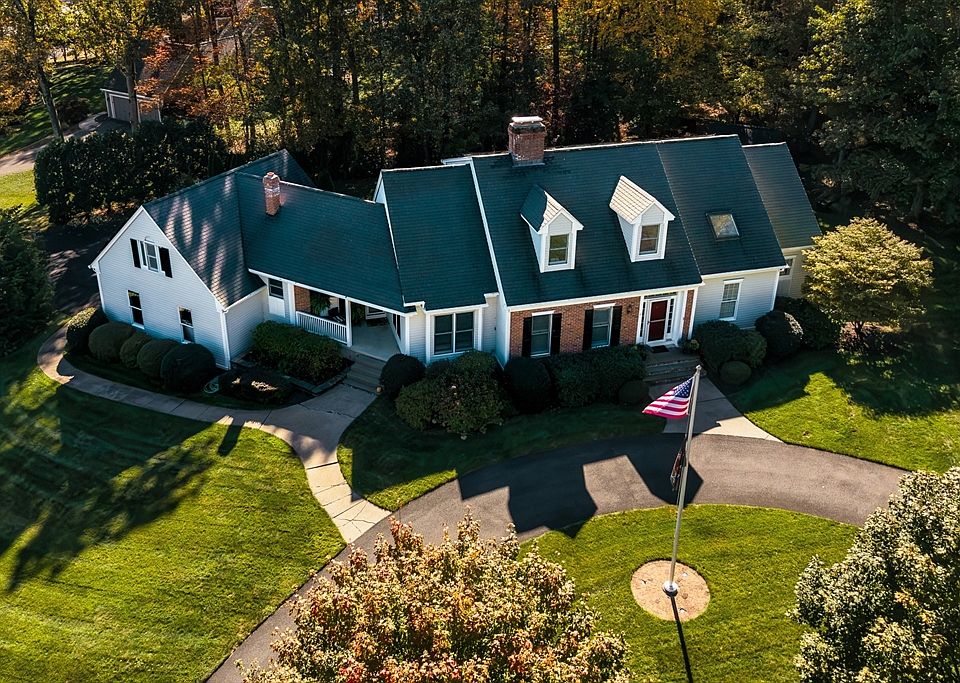 1st image of 10 Forest Glade Dr