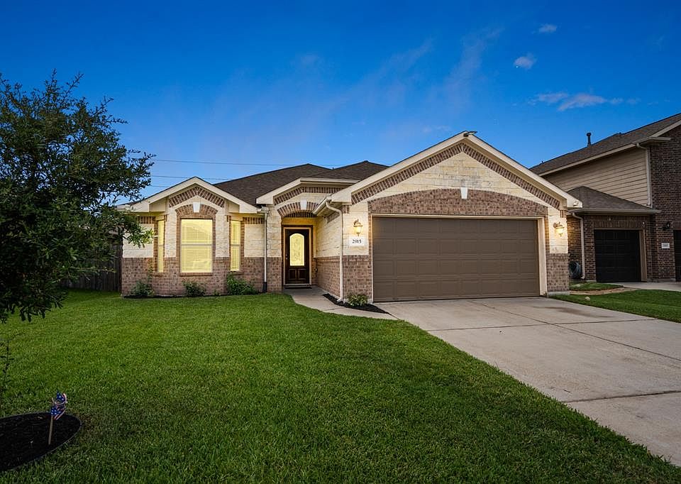 Welcome to 2915 Lockeridge - A desirable 1 story in a great LOCATION! So conveniently situated in the wonderful Lockeridge Farms neighborhood.