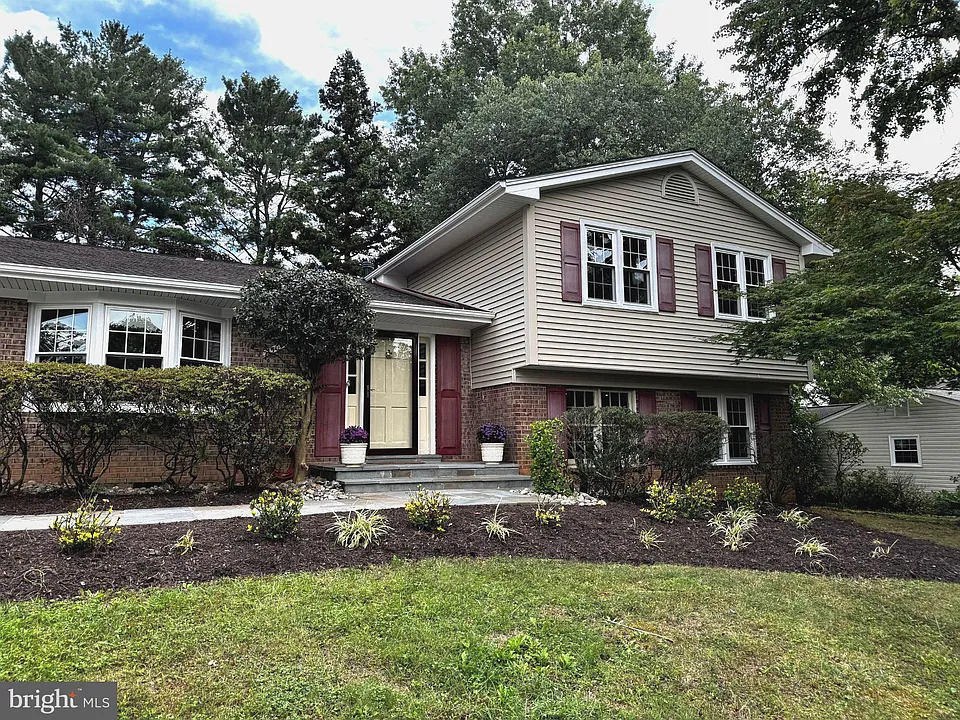 2507 W Meredith Dr