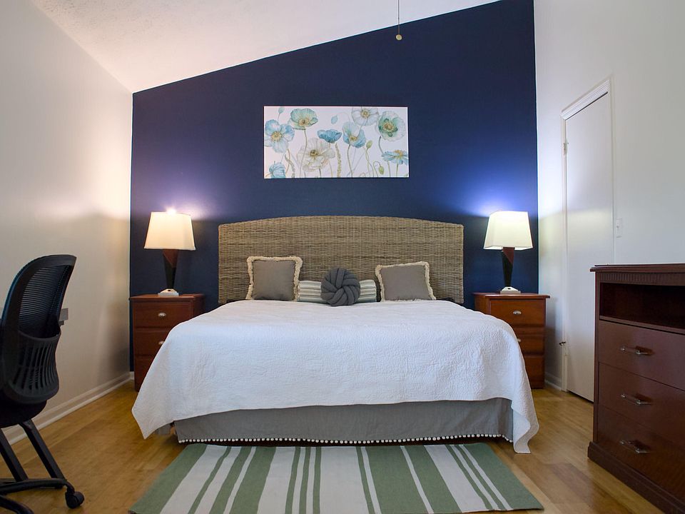 King Bed with night stands and lamps